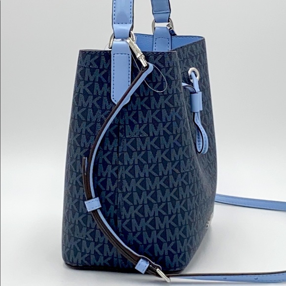 MICHAEL KORS SURI MEDIUM BUCKET MESSENGER LT SKY - Picture 5 of 15